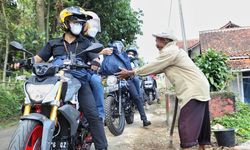 Sambil Bagi Sembako dan Bantu Anak Yatim, Ini Cara Atalia 
