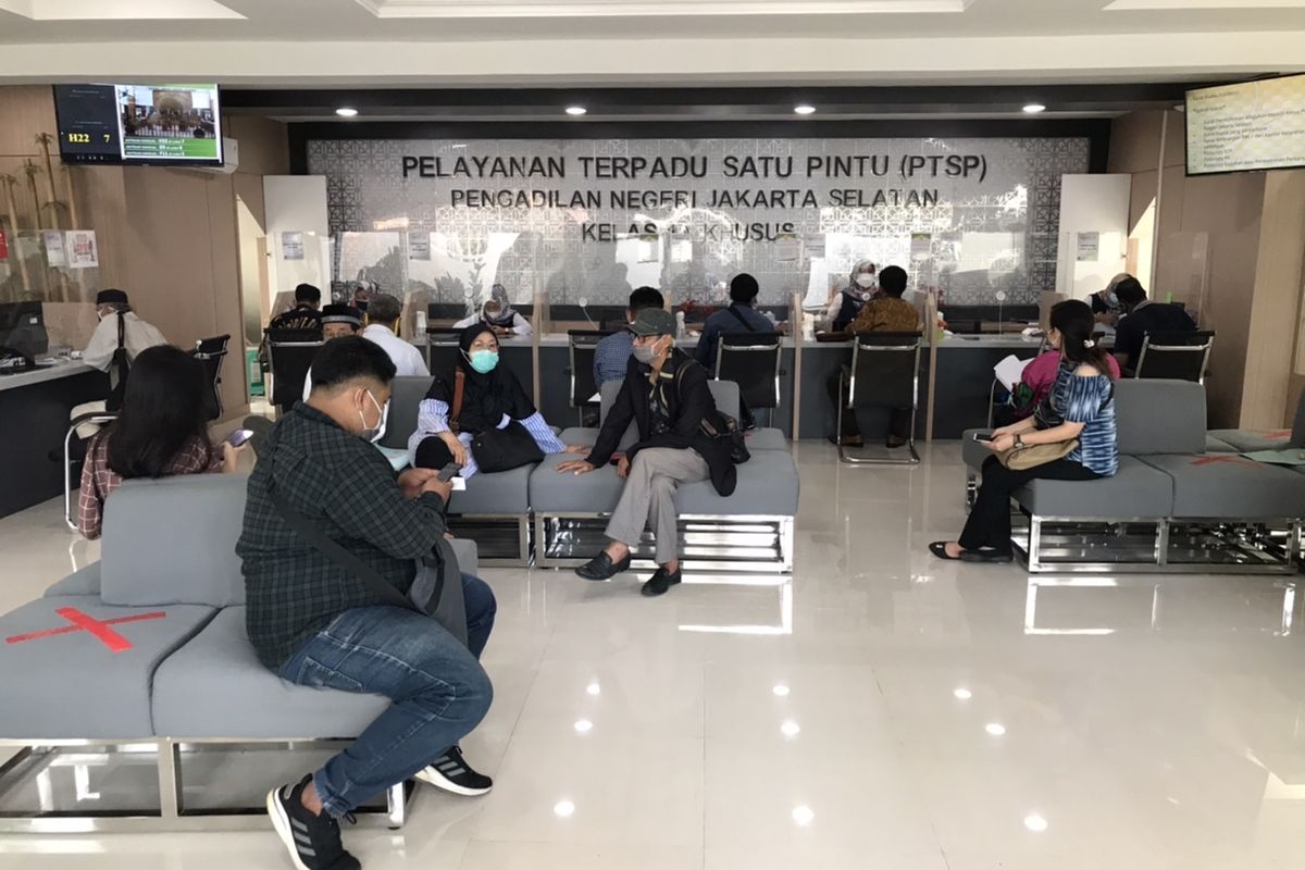 Masyarakat terlihat berada di ruang Pelayanan Terpadu Satu Pintu (PTSP) di Pengadilan Negeri Jakarta Selatan (PN Jaksel) pada Senin (4/1/2021) siang.