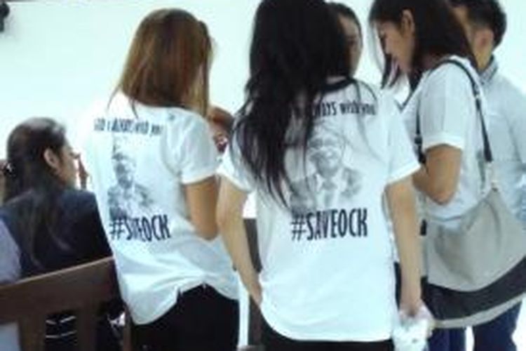 Sejumlah kerabat mengenakan kaus bertuliskan kalimat dukungan kepada OC Kaligis di Pengadilan Tipikor Jakarta, Kamis (20/8/2015)