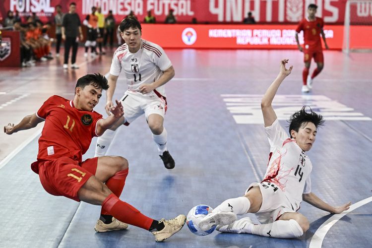 Pemain timnas futsal Indonesia M Syaifullah (kiri) berebut bola dengan pemain timnas futsal Jepang Niwa Shuto (kanan) pada kompetisi Indonesia Futsal 4 Nations World Series 2025 di Jakarta International Velodrome, Jakarta, Kamis (30/1/2025). ANTARA FOTO/Aprillio Akbar/rwa.