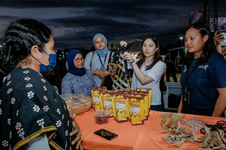 Foto : Pelaku UMKM memasarkan produk UMKM di pasar rakyat Side Event KTT Asean di Labuan Bajo, pada Minggu (7/5/2023) 