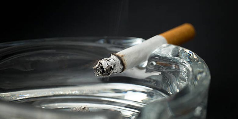 ilustrasi kebiasaan merokok dapat meningkatkan risiko asam lambung.
