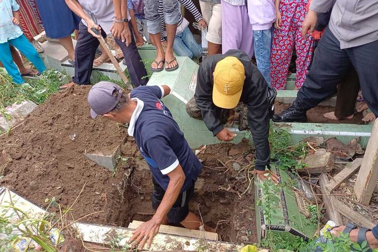 KASUS PEMBUNUHAN: Proses pemakaman jenazah JU, wanita yang menjadi korban pembunuhan yang dilakukan suaminya sendiri di Kota Makassar, Sulawesi Selatan (Sulsel), Minggu (15/4/2024).