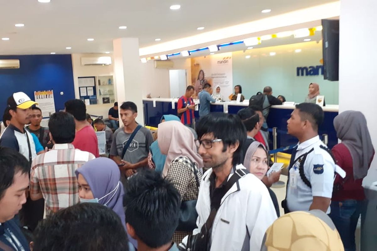 Nasabah Bank Mandiri Banjarmasin mendatangi kantor Bank Mandiri Banjarmasin, Sabtu (20/7/2019).