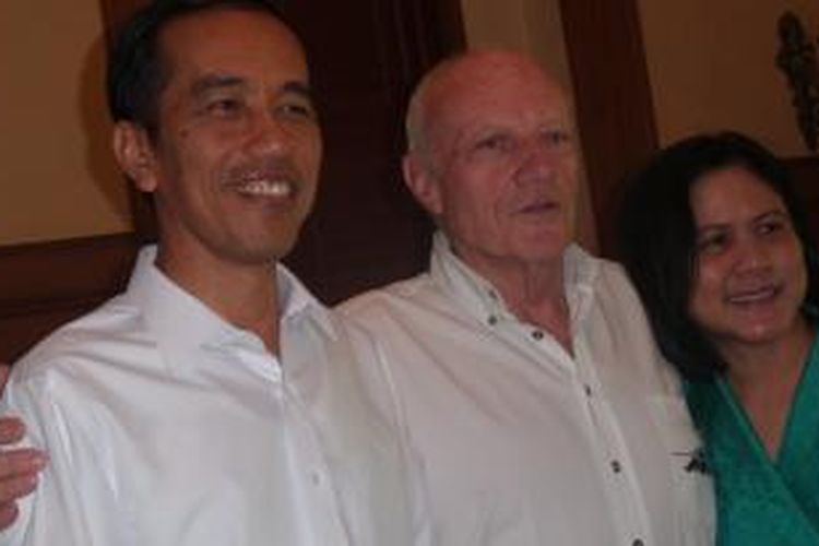 Presiden terpilih Joko Widodo (paling kiri), Bernard, dan Iriana, berfoto bersama untuk wartawan, Minggu (19/10/2014). Bernard disebut Iriana sebagai orang pertama yang memanggil suaminya dengan panggilan 