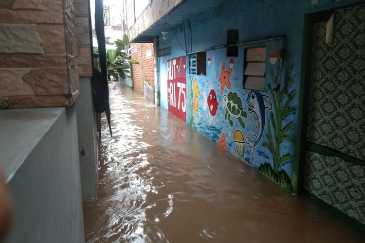 Kondisi banjir di depan rumah Ketua WP KPK Yudi Purnomo di RT 005 RW 009 Kebon Pala, Jakarta Timur, Sabtu (20/2/2021).