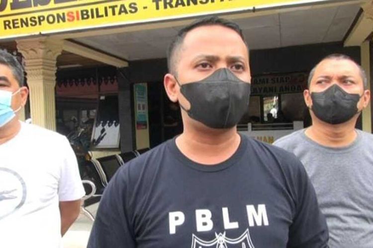 Kasatreskrim Polresta Pekanbaru Kompol Andrie Setiawan saat diwawancarai Kompas.com terkait kasus wanita tewas dengan leher terikat di dalam mobil di basemen kantor DPRD Riau, Minggu (11/9/2022).