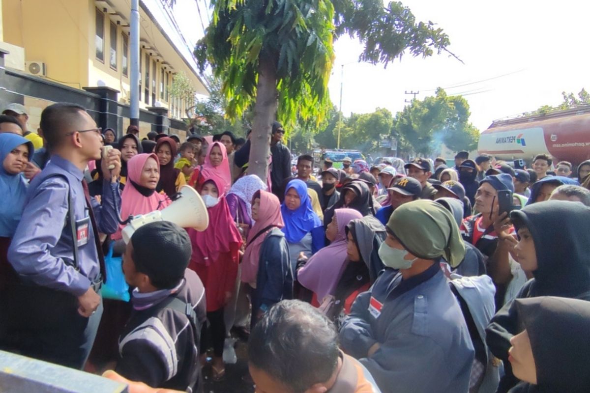 Warga Desa Pakel saat menggeruduk Polresta Banyuwangi 