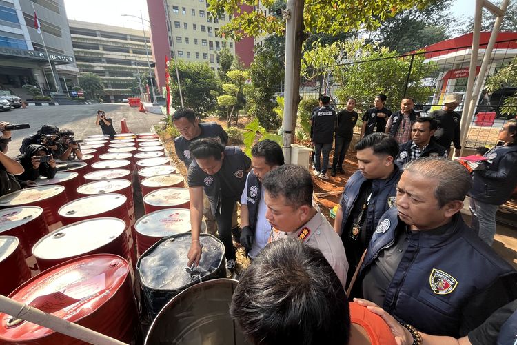 Polisi Bongkar Pabrik Oli Palsu di Cengkareng Jakbar, Dikemas Mirip Produk Resmi