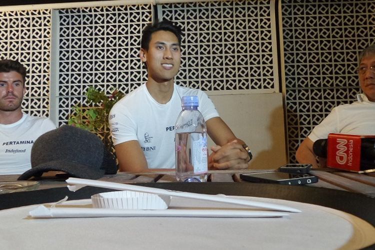 Pebalap Indonesia, Sean Gelael (tengah), beserta sang ayah, Ricardo Gelael (kanan), dan rekan setimnya, Norman Nato (kiri), berbincang-bincang dengan sejumlah wartawan di sebuah hotel di kawasan Sakhir, Bahrain, Kamis (13/4/2017).