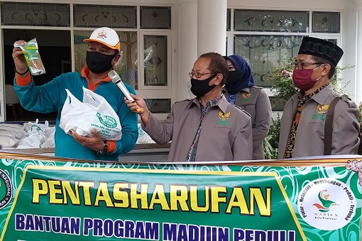 Wali Kota Madiun Maidi, menunjukkan salah satu produk UMKM lokal yang dibeli Pemkot Madiun untuk diberikan kepada warga terdampak Covid-19.