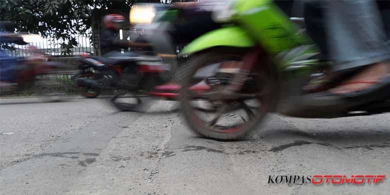 Alat pembatas kecepatan alias polisi tidur yang dibuat tanpa aturan resmi kadang malah bikin kecelakaan.