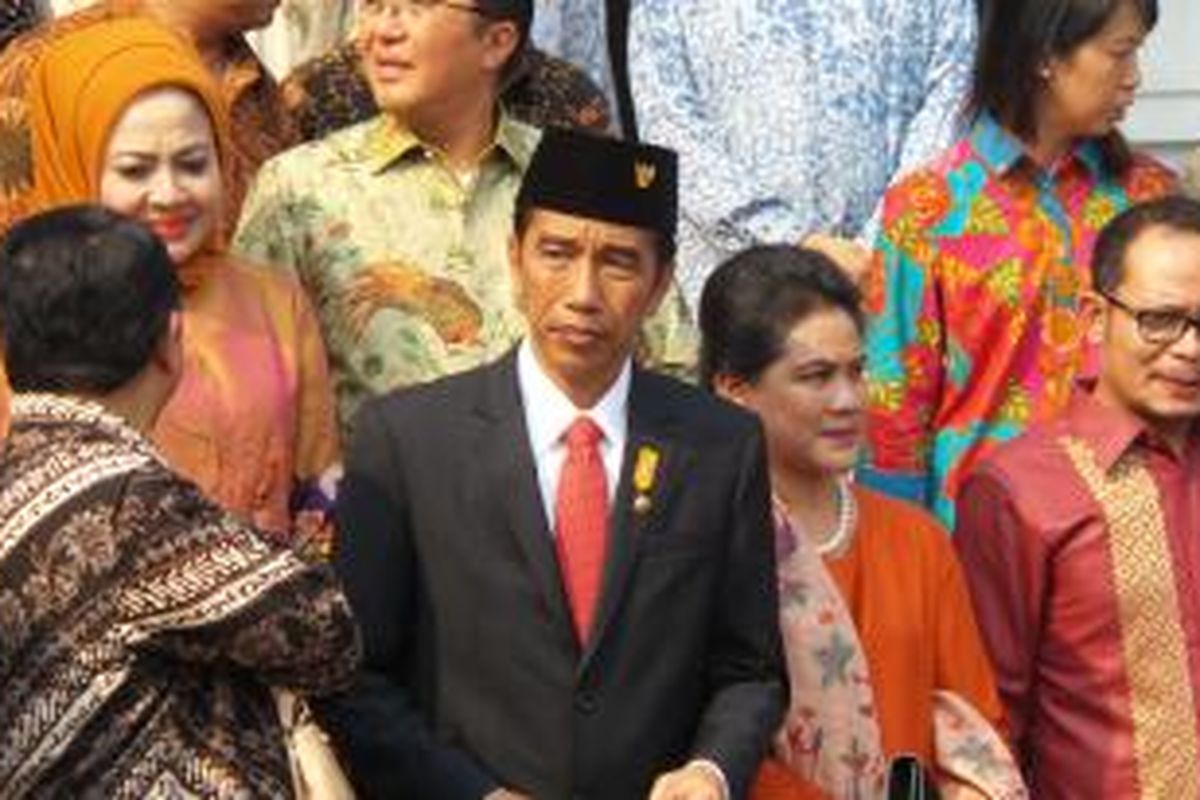 Presiden Joko Widodo (Jokowi) bersama Ibu Negara Iriana saat acara peluncuran investasi padat karya di Tangerang, Senin (5/10/2015).