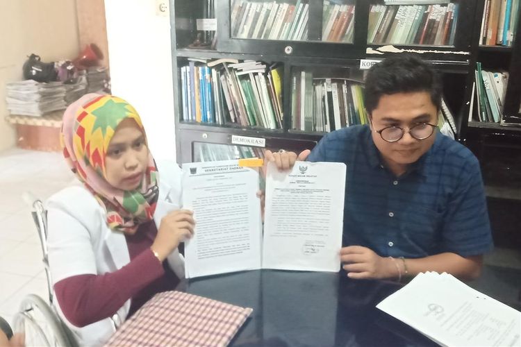 drg Romi dengan kuasa hukumnya Wendra Rona memperlihatkan dokumen yang menjadi bahan gugatannya ke PTUN