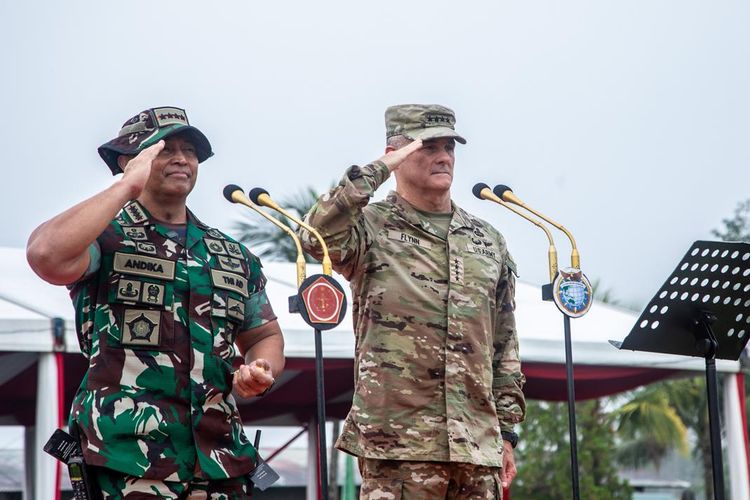 Panglima TNI Jenderal Andika Perkasa (kiri) dan Komandan Jenderal Angkatan Darat AS untuk Pasifik Jenderal Charles Flynn (kanan) secara resmi membuka latihan Super Garuda Shield 2022 di Baturaja, Sumatra Selatan, Indonesia. 