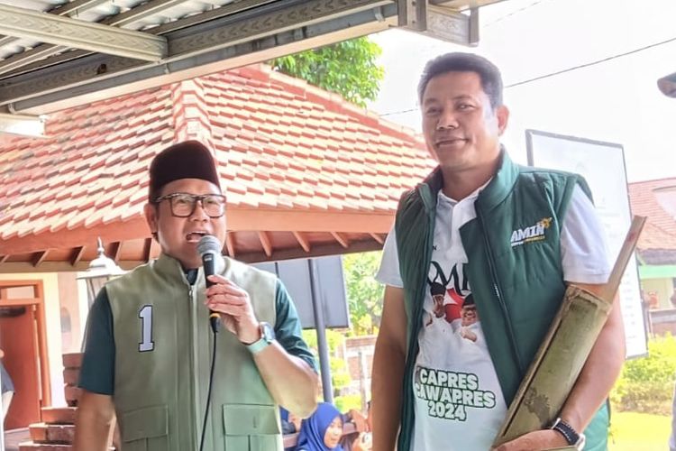Wakil Bupati Sidoarjo, Subandi (kanan) saat menemani Muhaimin Iskandar kampanye, Jumat (9/2/2024).