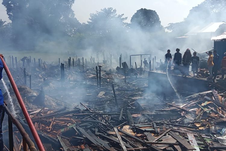Kebakaran di Kelurahan Legok, Kecamatan Danau Sipin, Jambi menghanguskan 33 rumah dengan kerugian mencapai Rp1 miliar