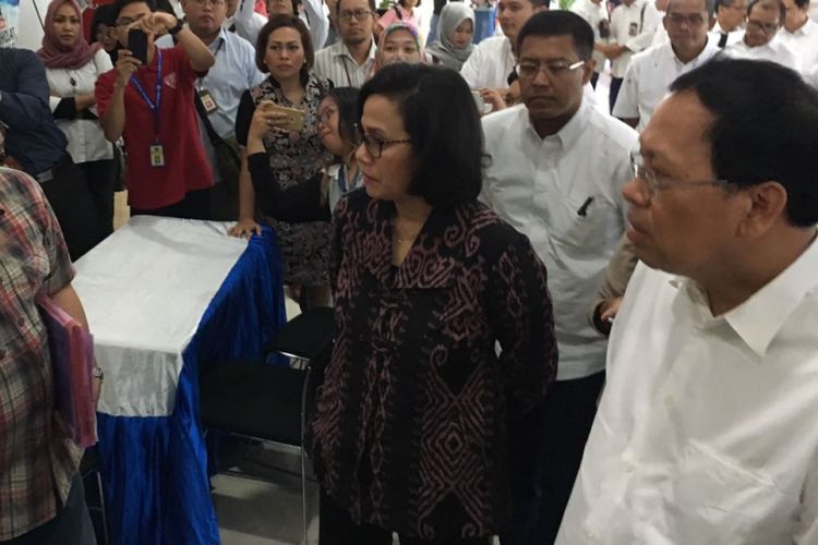 Menteri Keuangan Sri Mulyani Indrawati saat meninjau hari terakhir pelaporan SPT PPh di KPP Madya Jakarta, Sabtu (31/3/2018).