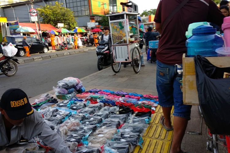 Trotoar di depan Stasiun Tanah Abang, Jumat (24/11/2017) sore pukul 16.00 WIB.