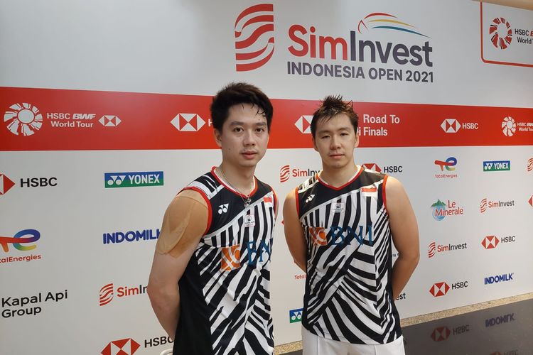 Pasangan ganda putra Indonesia, Marcus Fernaldi Gideon/Kevin Sanjaya Sukamuljo, seusai memenangi laga semifinal Indonesia Open 2021 di Nusa Dua Bali, Sabtu (27/11/2021).
