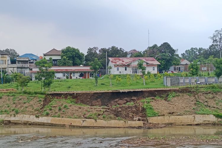 Tampilan turap Ruang Limpah Sungai Pondok Ranggon yang longsor pada Minggu (7/1/2024) sore, Cipayung, Jakarta Timur, Kamis (11/1/2024).