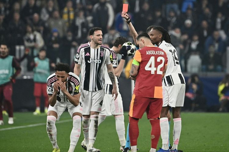 Wasit asal Portugal, Joao Pinheiro, menunjukkan kartu merah kepada bek Juventus, Lloyd Kelly (kiri), pada laga leg kedua babak play-off babak gugur Liga Champions UEFA antara Juventus FC dan Galatasaray SK di stadion Allianz di Turin, pada 25 Februari 2026.