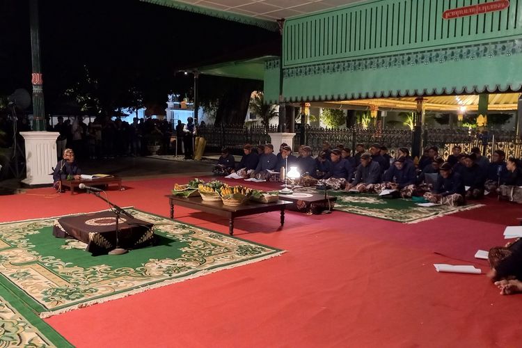 Prosesi Macapatan sebelum Mubeng Beteng di Keben Keraton Yogyakarta, Rabu (19/7/2023) malam.