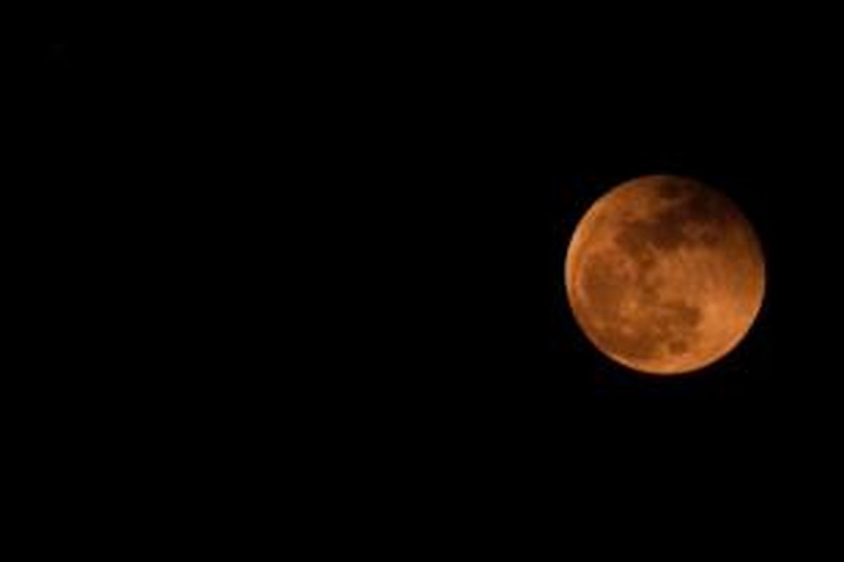 Gerhana Bulan langka pada 8 Oktober 2014 diabadikan dari Tangkerang, Pekanbaru, Riau. Warna merah Bulan lebih pudar, diduga akibat pengaruh kabut asap yang membiaskan cahaya. 