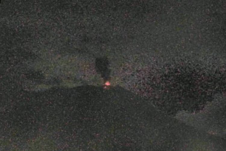 Gunung Ile Lewotolok mengalami erupsi, Jumat (1/12/2023) pukul 20.12 Wita.