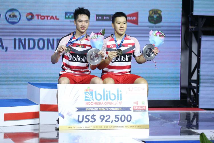 Pebulu tangkis ganda putra Indonesia memenangkan pertandingan melawan Jepang dalam partai final Indonesia Open 2018 di Istora Senayan, Jakarta, Minggu (8/7/2018). Pebulu tangkis ganda putra Indonesia, Marcus Fernaldi Gideon dan Kevin Sanjaya Sukamuljo menang dengan skor 21-13 dan 21-16.