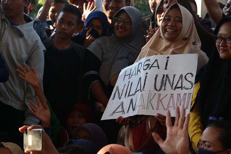 Warga berunjuk rasa di kantor Dinas Pendidikan Kota Surabaya, Jawa Timur, Kamis (20/6/2019). Mereka memprotes kebijakan Sistem Penerimaan Peserta Didik Baru (PPDB) berdasarkan zonasi.