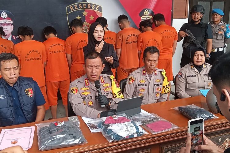 Kapolrestabes Bandung Kombes Pol Budi sartono dan Kapolsek Cidadap Kompol Rudhi Gindriansyah tengah menjelaskan kasus penculikan yang terjadi di Jalan Bukit Jarian, Kelurahan Hegarmanah, Kecamatan Cidadap, Kota Bandung, d Mapolrestabes Bandung, Selasa (31/12/2024).