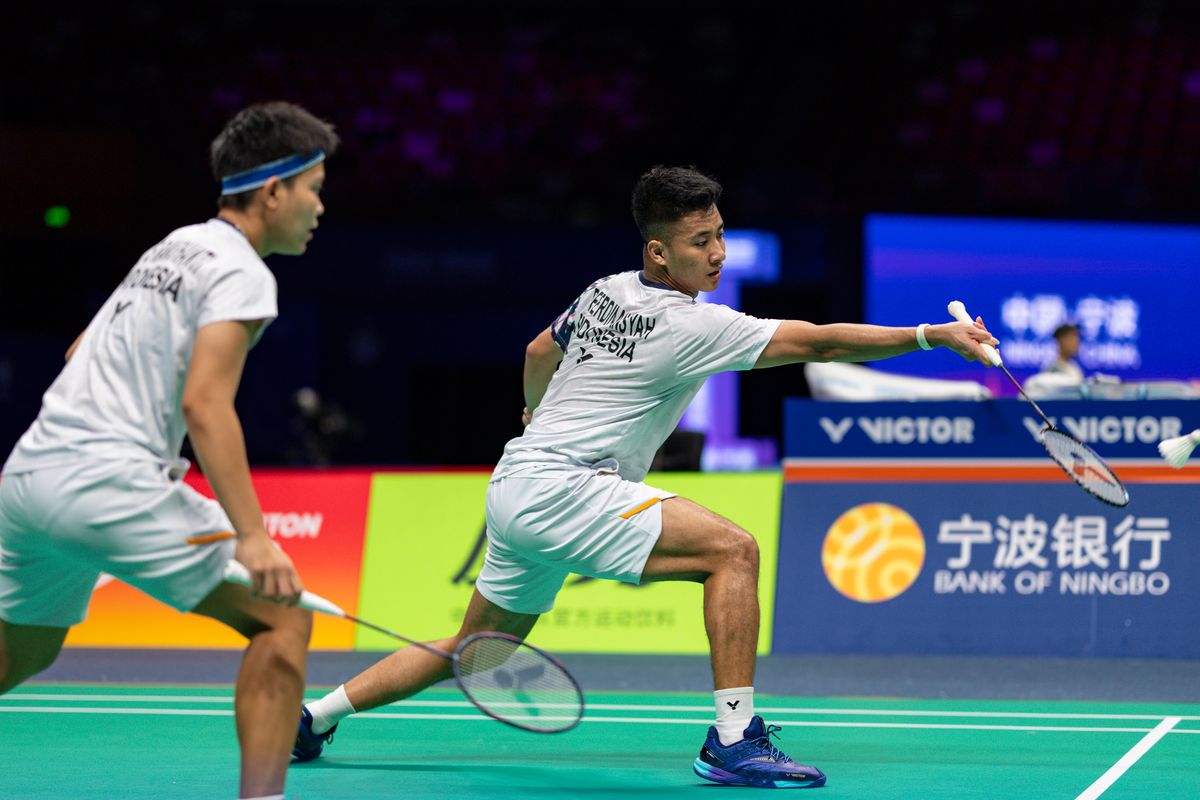 Dejan Ferdinansyah (Kanan)/Siti Fadia Silva Ramadhanti dari Indonesia bertanding dalam pertandingan babak 16 besar ganda campuran melawan Feng Yanzhe/Huang Dongping dari China pada Kejuaraan Bulu Tangkis Asia 2025 di Ningbo, Provinsi Zhejiang, China timur, 8 April 2025.