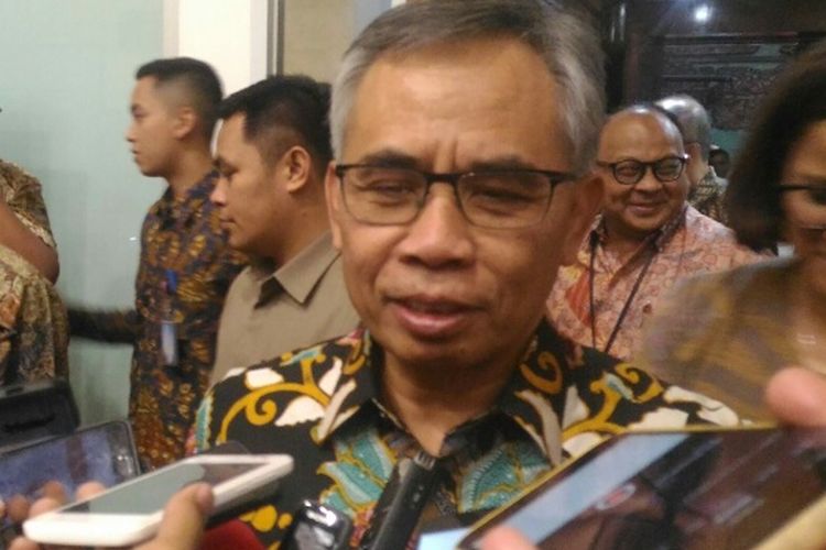  Ketua Dewan Komisioner OJK Wimboh Santoso selepas Raker dengan Komisi XI, di Gedung Nusantara I, Jakarta, Rabu (11/4/2018).
