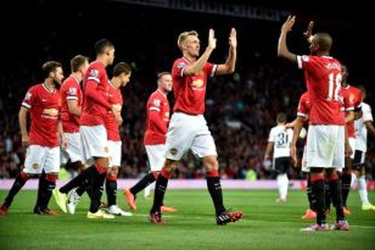 Para pemain Manchester United (MU) saat merayakan gol Darren Fletcher (tengah) ke gawang Valencia pada laga uji coba pramusim di Stadion Old Trafford, Selasa (12/8/2014). MU menang 2-1 pada pertandingan tersebut. 