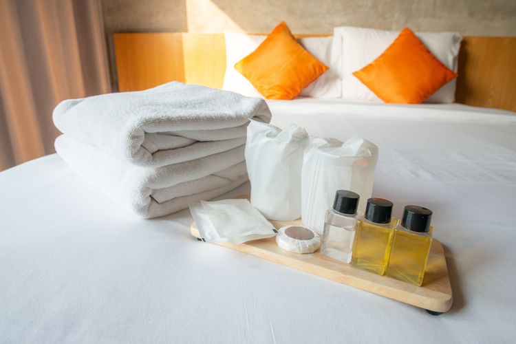 Ilustrasi sampo, sabun, dan handuk hotel.