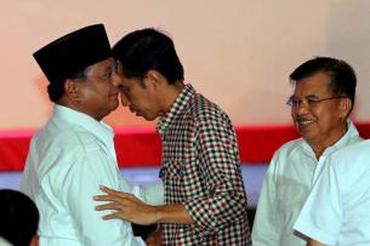 Calon presiden Prabowo Subianto bersama Joko Widodo bepelukan usai mengikuti acara Deklarasi Piilpres Berintegritas dan Damai di Jakarta, Selasa (3/6/2014). Acara yang diselenggarakan Komisi Pemilihan Umum tersebut menandai dimulainya masa kampanye Pilpres dari 4 Juni sampai 5 Juli.