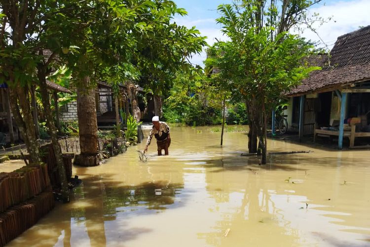 Banjir akibat luapan Bengawan Njero yang masih dirasakan warga di Kecamatan Laren, Lamongan, Jawa Timur, Senin (20/2/2023).