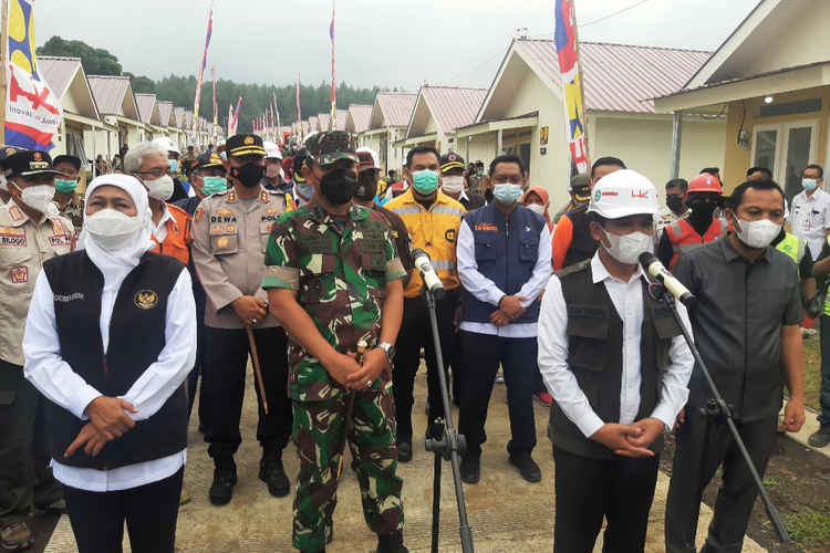 Gubernur Jawa Timur Khofifah Indar Parawansah (kiri) bersama Bupati Lumajang Thoriqul Haq (kanan) resmikan 130 unit huntap untuk ditempati penyintas erupsi Semeru, Rabu (27/4/2022)