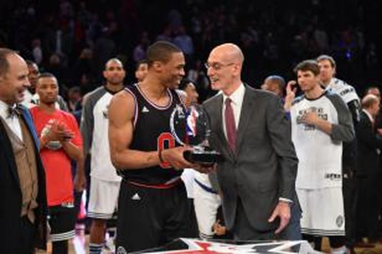 Pemain Oklahoma City Thunder, Russell Westbrook, yang membela Wilayah Barat pada pertandingan NBA All-Stars menerima trofi MVP dari Komisioner NBA Adam Silver setelah pertandingan di Madison Square Garden, New York, Minggu (15/2/2015).