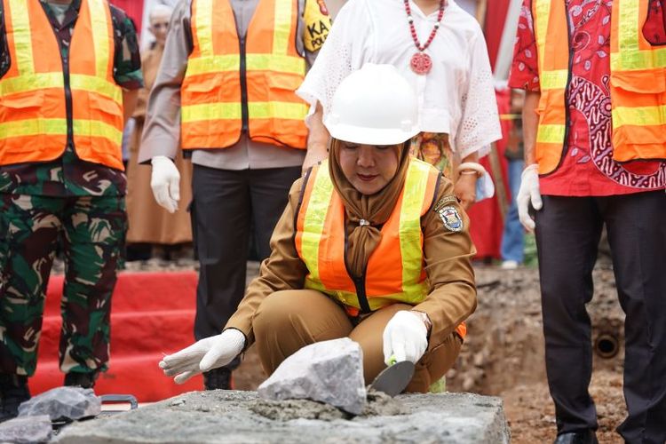 Wali Kota Bandarlampung Eva Dwiana saat meletakan batu pertama pembangunan chinatown di Teluk Betung Selatan. Bandarlampung, Senin (20/5/2024). 