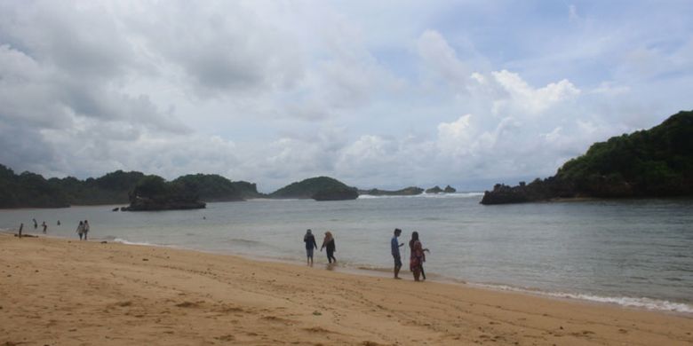 Sejumlah wisatawan saat menikmati Pantai Kondang Merak yang ada di dalam kawasan hutan lindung Kondang Merak, Kecamatan Bantur, Kabupaten Malang bagian selatan, Minggu (31/12/2017).