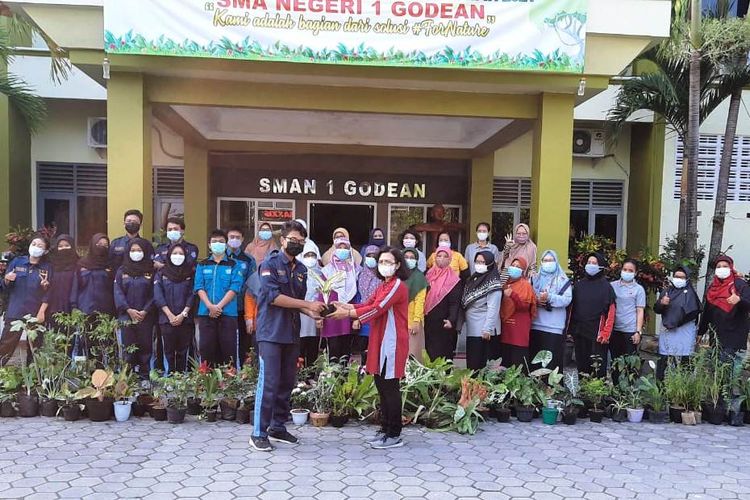 Foto bersama guru dan siswa pada kegiatan penyerahan sumbangan tanaman untuk sekolah, dari siswa diwakili ketua OSIS Shiddiq kepada Kepala SMAN 1 Godean Anies Rachmania pada peringatan Hari Keanekaragaman Hayati.
