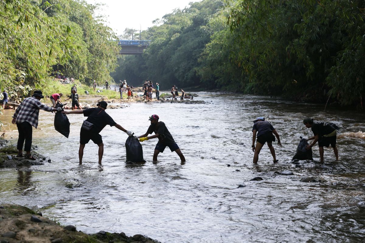 Komunitas sepeda Velojitensa bekerjasama dengan Komunitas Ciliwung Depok melakukan aksi bersih-bersih Sungai Ciliwung, Depok, Sabtu (26/9/2021). Aksi dengan tajuk Menabur Alam: Bersih Bersih Sungai Ciliwung ini dalam rangka merayakan Hari Sungai Sedunia yang jatuh pada minggu keempat di bulan September.