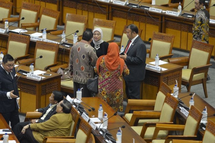 Sejumlah anggota DPR berdiskusi ketika skors Rapat Paripurna ke-9 di Kompleks Parlemen Senayan, Jakarta, Selasa (24/10/2017). Rapat tersebut membahas tentang pengesahan RUU Ormas serta pengesahan RUU tentang protokol perubahan persetujuan marrakesh mengenai pembentukan organisasi perdagangan dunia. 