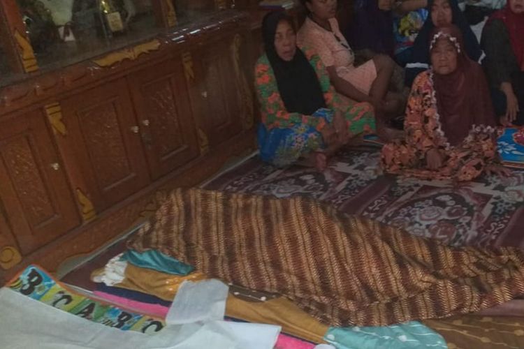 Jenazah korban tersengat listrik berkekuatan 20.000 Volt, di rumah duka, Selasa (17/3/2020). 