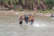 Jembatan di Sikka Putus Diterjang Banjir, Warga Buka Jasa Pikul Motor, Sehari Untung Rp 100.000