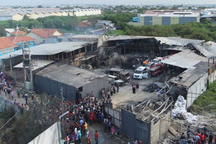 Kondisi pabrik petasan yang terbakar, di Tangerang, 26 Oktober 2017. Sebanyak 47 orang tewas akibat terjebak dan tidak mampu menyelamatkan diri saat kebakaran terjadi.