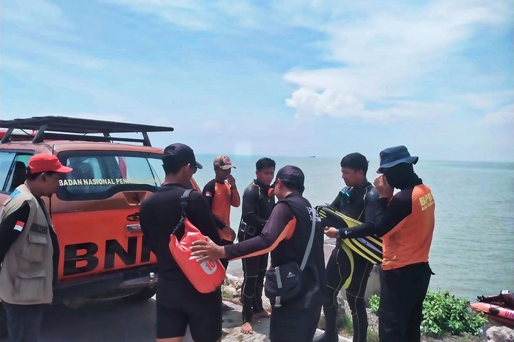 BPBD Sampang melakukan evakuasi kapal nelayan yang karam di perairan Taddan, Kecamatan Camplong, Kabupaten Sampang, Jawa Timur.