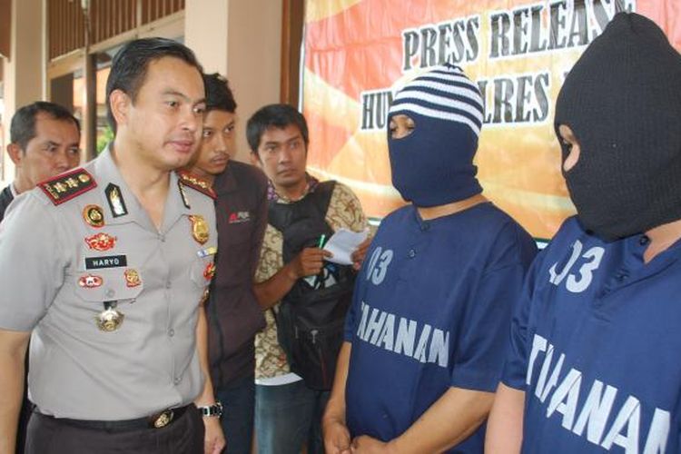 Pelaku pencuri raskin di kantor polisi.